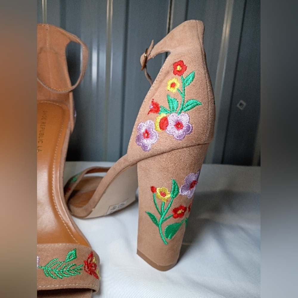 Elegant Floral Embroidered Heels in Tan - Picture 2 of 12